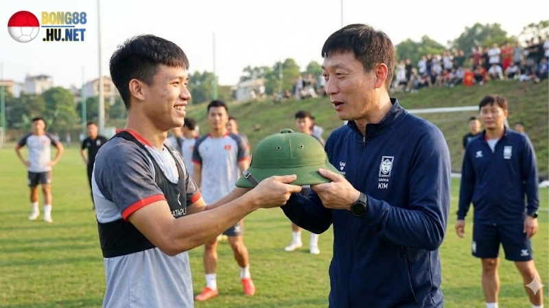 Hành động gây sốt: Hình ảnh Đình Bắc tặng mũ cối cho HLV Kim Sang-sik lan truyền mạnh mẽ trên mạng xã hội 7 hanh-dong-gay-sot-hinh-anh-dinh-bac-tang-mu-coi-cho-hlv-kim-sang-sik-lan-truyen-manh-me-tren-mang-xa-hoi